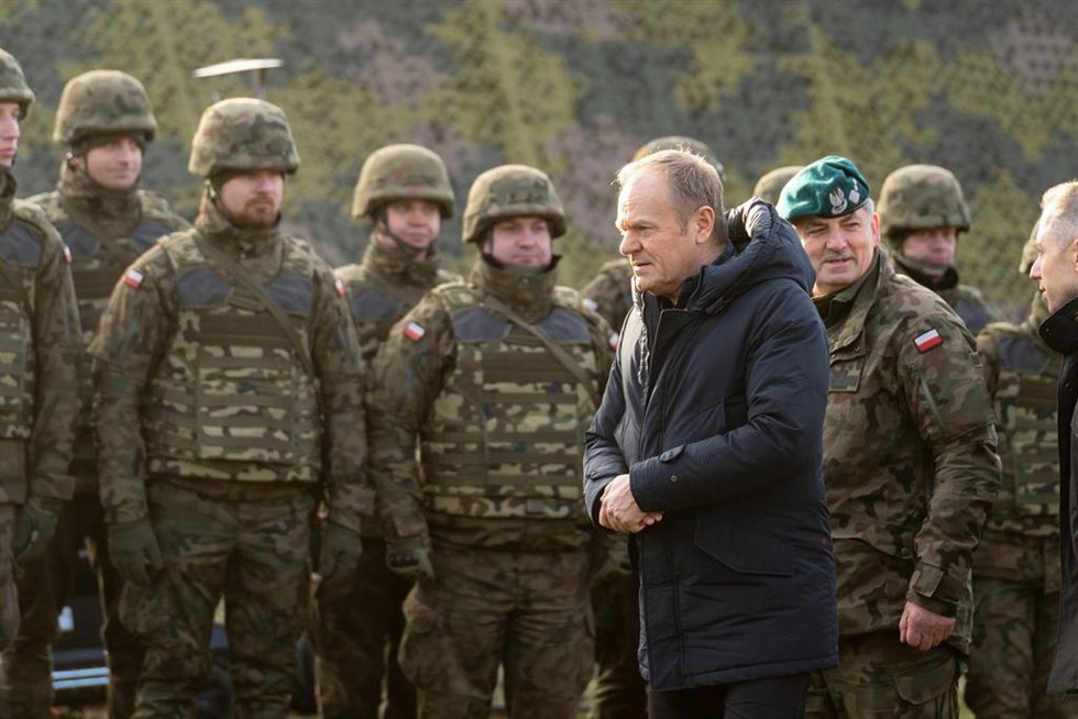 Archivo - El primer ministro polaco, Donald Tusk, durante una visita a las tropas.