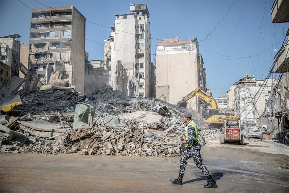 Un policía pasa junto a los restos de un edificio en Bashura, en el centro de Beirut, alcanzado por un ataque aéreo de Israel