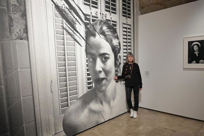 La fotógrafa Donna Ferrato en la inauguración de su exposición en el Casal Solleric.