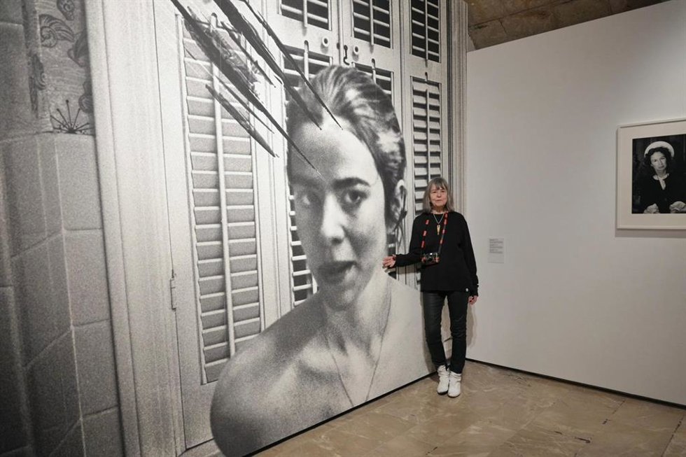 La fotógrafa Donna Ferrato en la inauguración de su exposición en el Casal Solleric.