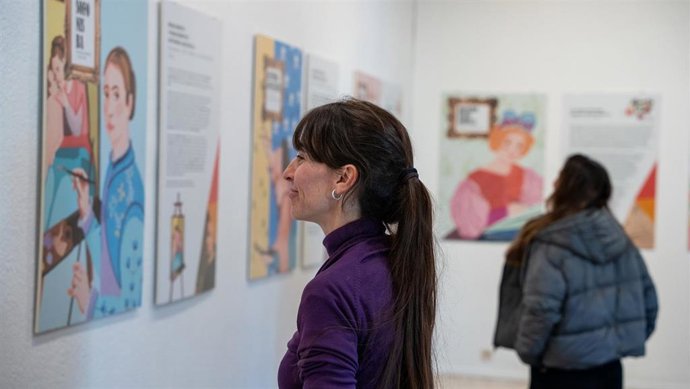 Una mujer contempla parte de la exposición 'Mujeres en las Artes', elaborada por la Universidad de Cádiz (UCA) y disponible en el Museo de Cádiz
