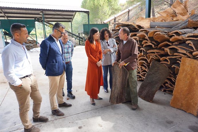 Gálvez (centro), durante su visita a la Cooperativa Guadiato.