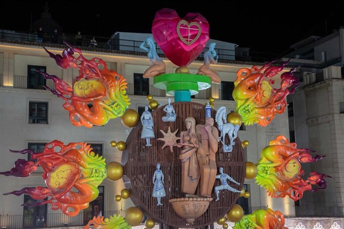 Archivo - Hoguera oficial de 2025 en la plaza del Ayuntamiento de Alicante