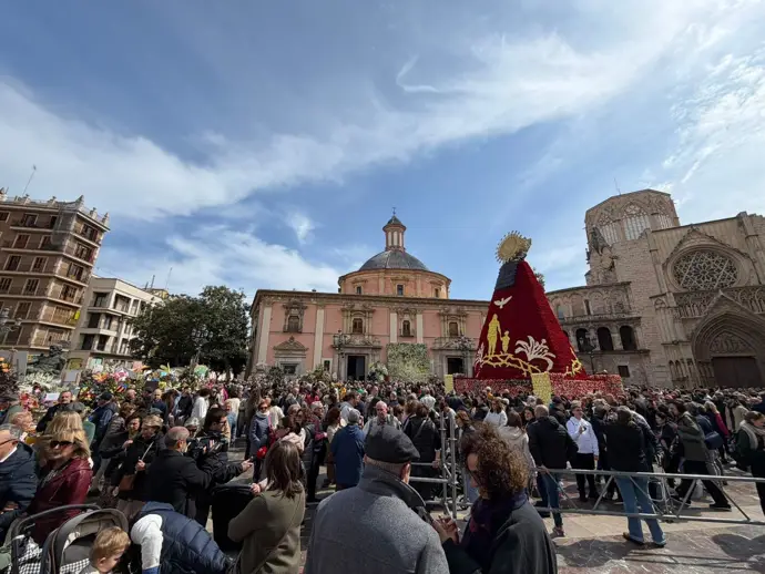 La Plaza de la Virgen de Valencia llena para ver las flores tras la Ofrena a la Mare de Déu
