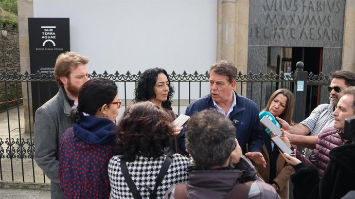 El secretario xeral del PSdeG, José Ramón Gómez Besteiro, atiende a los medios de comunicación en Lugo.