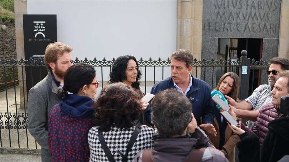 El secretario xeral del PSdeG, José Ramón Gómez Besteiro, atiende a los medios de comunicación en Lugo.