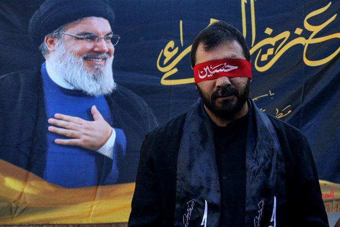Archivo - Arquivo - 6 de julho de 2025, Beirute, Líbano: Um militante do Hezbollah pró-iraniano, que perdeu a visão no infame ataque israelense com pagers no ano passado, participa de uma manifestação em massa para marcar o Ashura, que comemora o martírio