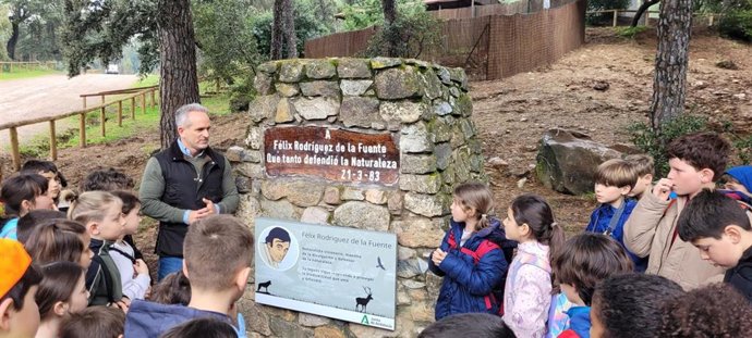 Rafael Martínez (izda.), durante la actividad con escolares en el Parque Periurbano de Los Villares.
