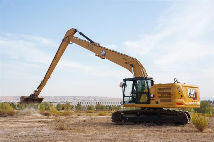 Archivo - Una excavadora de las obras de la Ciudad de la Justicia en el barrio madrileño de Valdebebas, a 16 de octubre de 2025, en Madrid (España).