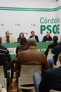 Crespín y Henares (centro, al fondo), durante la reunión en la sede provincial de su partido en Córdoba.