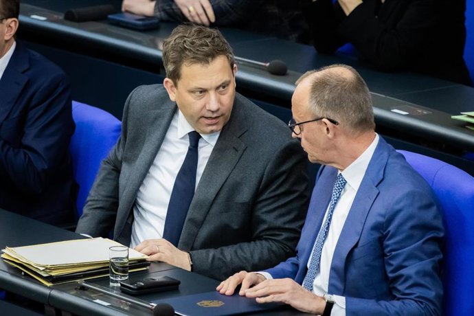 El ministro de Finanzas de Alemania, Lars Klingbeil, junto con el canciller alemán, Friedrich Merz.