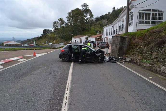 Turismo accidentado en la N-435 en Valle de Santa Ana.