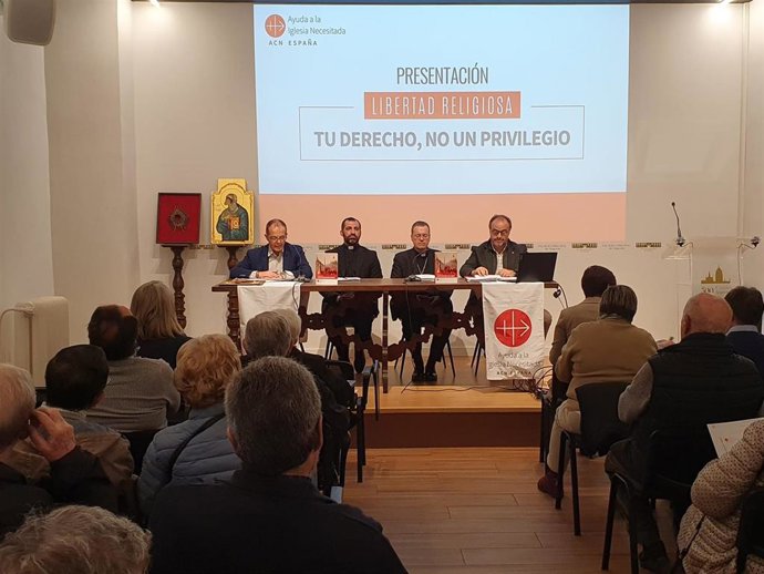 A La Dcha, El Director De Ayuda A La Iglesia Necesitada, José Gallardo, Junto Al Obispo Vidal Y El Padre Naim, Con El Periodista Local Manuel Pacheco, Durante La Presentación Del Informe Sobre Libertad Religiosa.