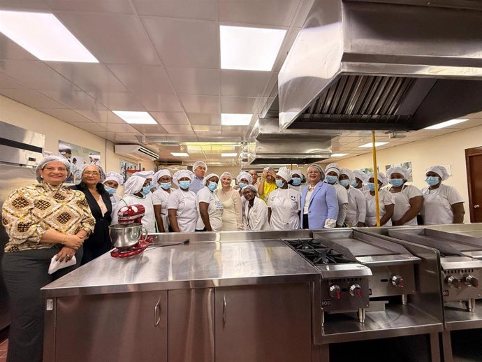 La presidenta del Govern, Marga Prohens, durante su visita al centro de formación Infotep en la República Dominicana.