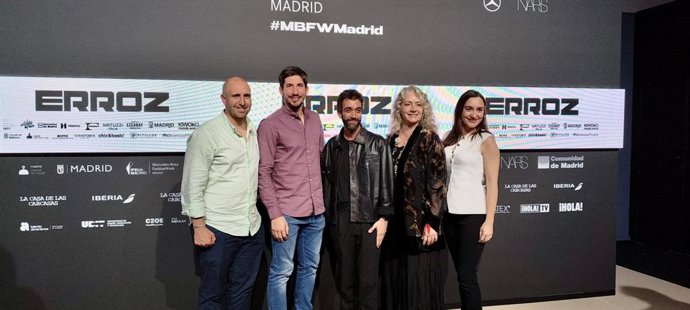 El diseñador mallorquín Pablo Erroz con la consellera insular de Promoción Económica y Desarrollo Local del Consell de Mallorca, Pilar Amate, en la Mercedes-Benz Fashion Week.