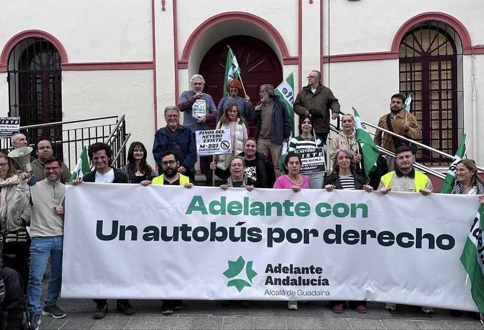 Militantes de Adelante Andalucía y vecinos de Alcalá de Guadaíra en una concentración frente al Ayuntamiento para denunciar la "falta" de transporte urbano e interurbano en autobús.