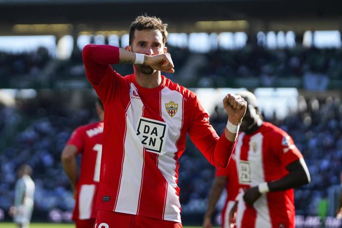 Archivo - Léo Baptistão celebra un gol con la UD Almería.