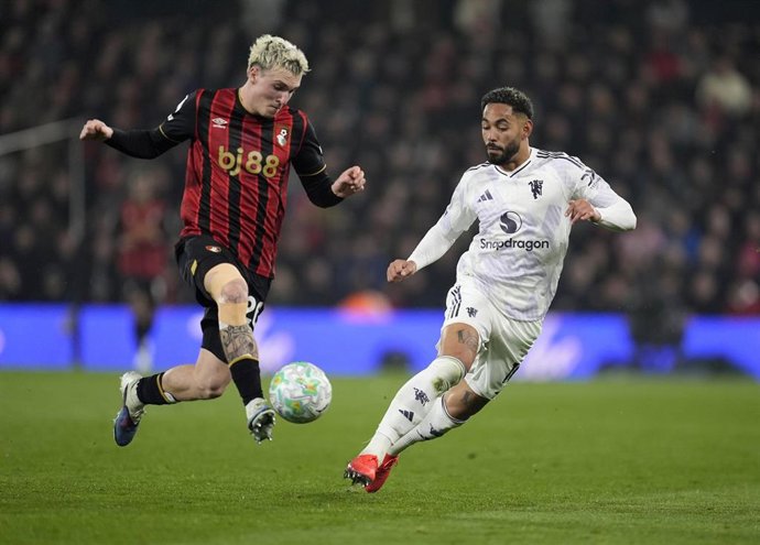20 March 2026, United Kingdom, Bournemouth: Bournemouth's Alex Jimenez (L) and Manchester United's Matheus Cunha battle for the ball during the English Premier League soccer match between AFC Bournemouth and Manchester United at the Vitality Stadium. Phot