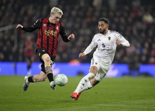 20 March 2026, United Kingdom, Bournemouth: Bournemouth's Alex Jimenez (L) and Manchester United's Matheus Cunha battle for the ball during the English Premier League soccer match between AFC Bournemouth and Manchester United at the Vitality Stadium. Phot