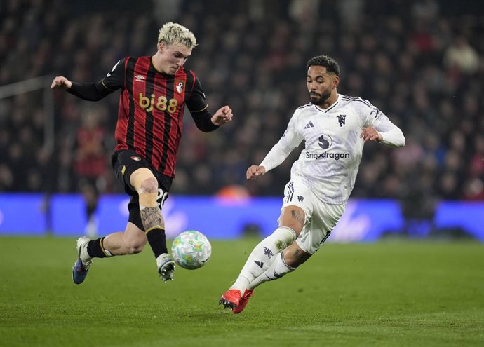 20 March 2026, United Kingdom, Bournemouth: Bournemouth's Alex Jimenez (L) and Manchester United's Matheus Cunha battle for the ball during the English Premier League soccer match between AFC Bournemouth and Manchester United at the Vitality Stadium. Phot