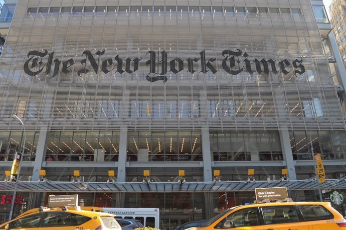 Archivo - January 17, 2024, New York, United States: The New York Times logo is seen hanging at the top of the New York Times office in midtown Manhattan, New York City.