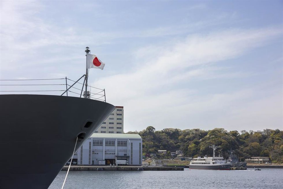 Archivo - Bandera japonesa en un buque dentro de la base naval de la Fuerza de Autodefensa Marítima de Japón (archivo)