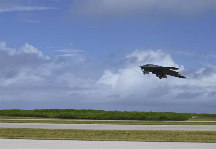 Archivo - Arquivo - 17 de agosto de 2020, Território Britânico do Oceano Índico: Um bombardeiro stealth B-2 Spirit, destacado da Base Aérea de Whiteman, no Missouri, decola da Instalação de Apoio Naval de Diego Garcia para apoiar uma missão da Força-Taref