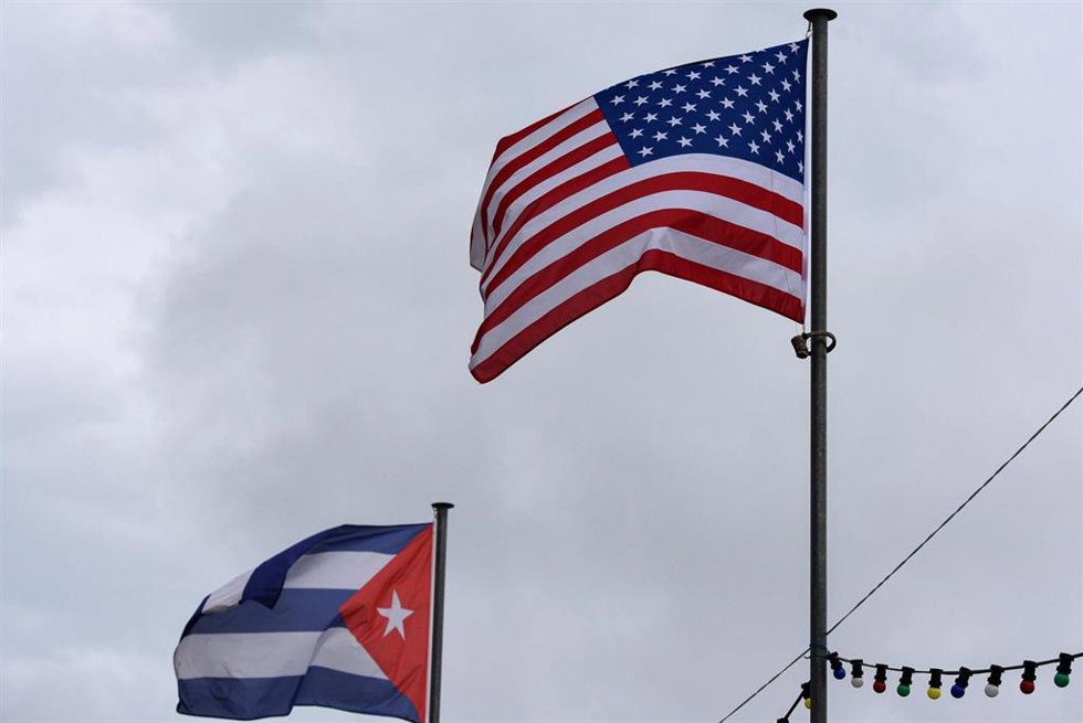 Archivo - Banderas de Cuba y Estados Unidos