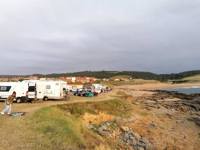 Archivo - Autocaravanas y furgonetas en la playa de Verdicio, en Gozón.
