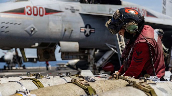 Artilleros de la Armada de los Estados Unidos preparan bombas para un caza F/A-18E Super Hornet del Escuadrón de Cazas de Ataque 31.