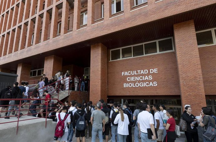 Archivo - Estudiantes antes del inicio de los exámenes durante el primer día de la Evaluación de Acceso a la Universidad (EvAU), en la Facultad de Ciencias Biológicas de la Universidad Complutense de Madrid, a 3 de junio de 2024, en Cantoblanco, Madrid (E