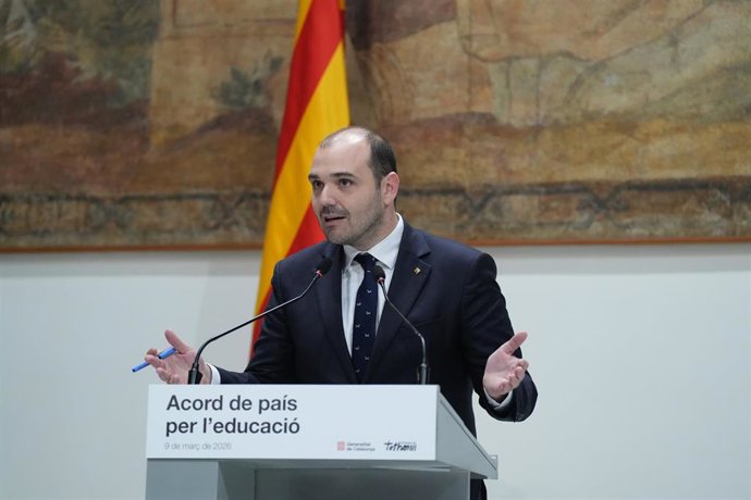 El conseller de Presidencia y actual conseller de Educación Albert Dalmau, durante la firma del Acord de País per l'Educació, en el Palau de la Generalitat, a 9 de marzo de 2026, en Barcelona, Catalunya (España). 