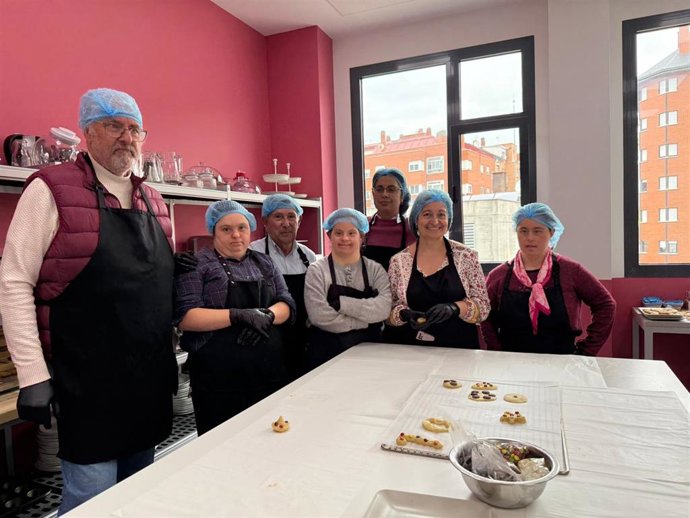Mayores y personas con Síndrome de Down crean galletas de diferentes formas.