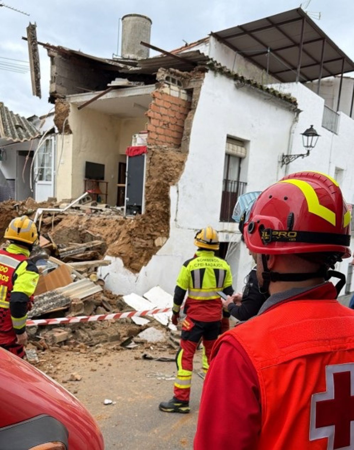El derrumbe de una casa en Jerez de los Caballeros se salda con una mujer herida de carácter leve