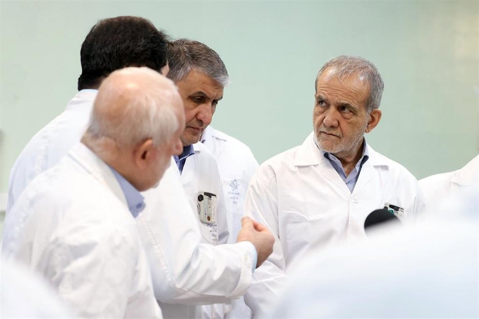 Archivo - El presidente de Irán, Masud Pezeshkian, visita las instalaciones nucleares del país (imagen de archivo)
