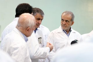 Archivo - Arxivo - El president d'Iran, Masud Pezeshkian, visita les instal·lacions nuclears del país (imatge d'arxiu)