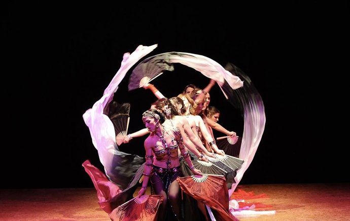 La Escuela Eva Sampedro presenta "Momentum, a fusión bellydance show", en Teatro Arbolé
