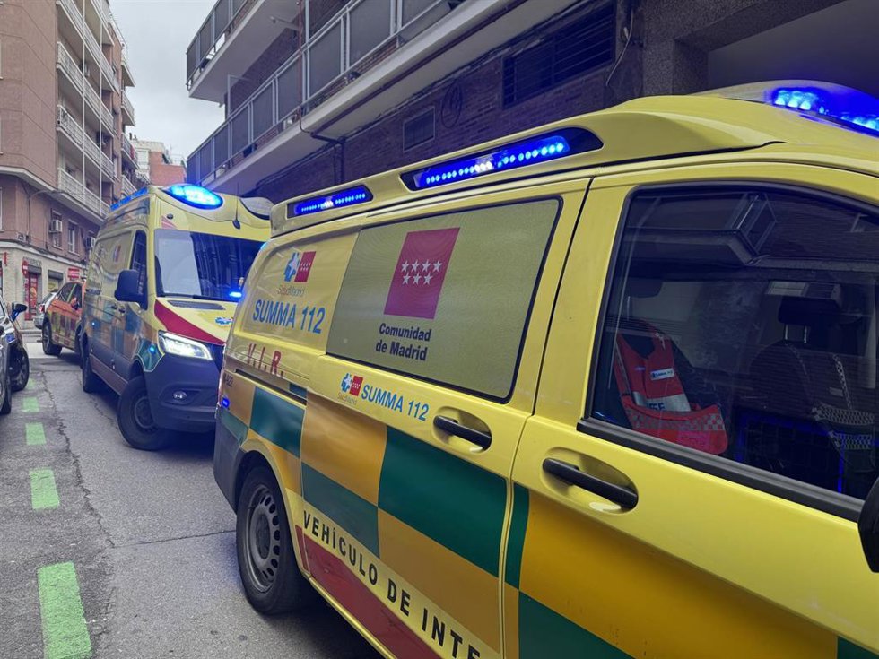 Archivo - Ambulancias del SUMMA 112 en un accidente laboral en Madrid