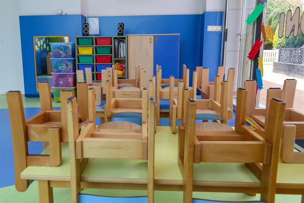 Archivo - Imagen de archivo de mesas y sillas recogidas en un aula de un centro educativo.