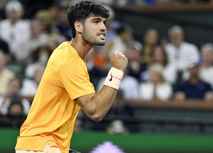 12 de março de 2026, EUA, Indian Wells: O tenista espanhol Carlos Alcaraz comemora ao marcar um ponto contra o britânico Cameron Norrie durante a partida das quartas de final do torneio de tênis Indian Wells Open. Foto: Charles Baus/CSM via ZUMA Press Wir