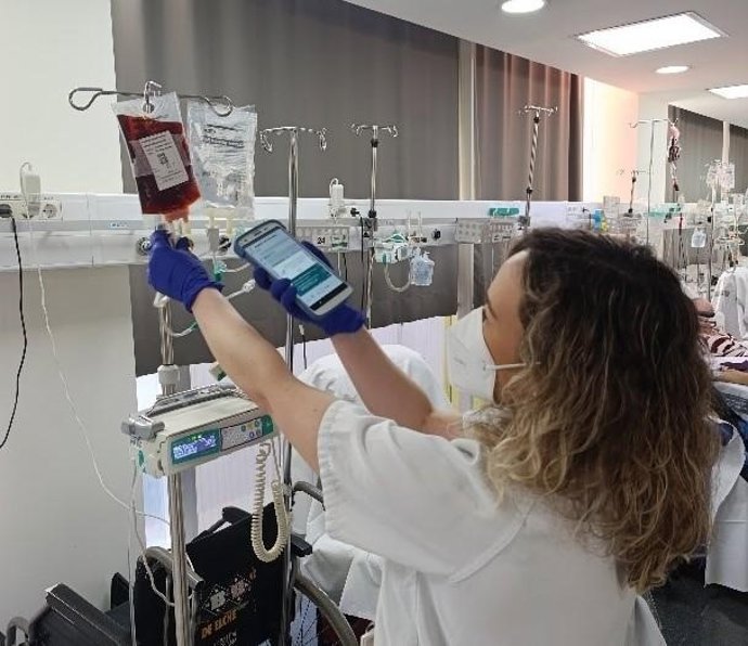 Imagen de una trabajadora del Hospital General de Elche