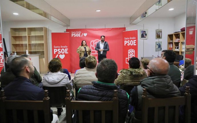 El precandidato a la secretaría general del PSOE de Extremadura, Álvaro Sánchez Cotrina, en una visita a los militantes de Santa Amalia (Badajoz), a 20 de marzo de 2026.