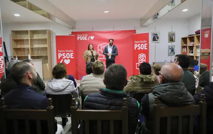 Álvaro Sánchez Cotrina, en una visita a los militantes de Santa Amalia (Badajoz), a 20 de marzo de 2026.