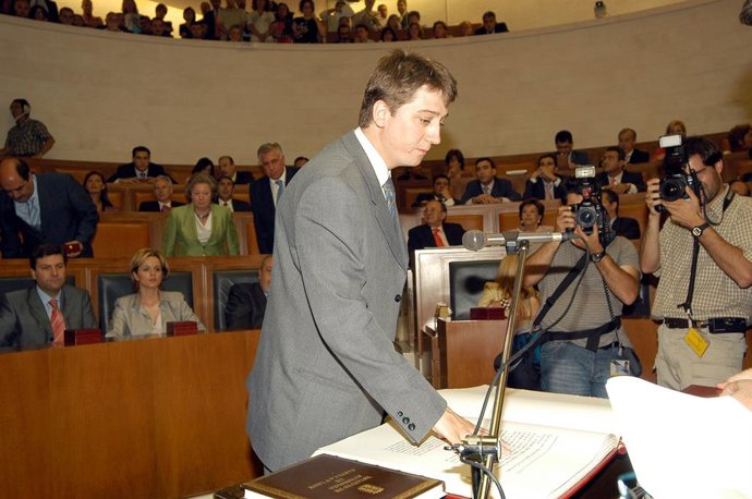 Carlos Martínez na cerimônia de posse como deputado na VI Legislatura