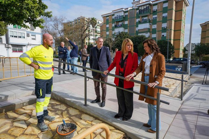 La alcaldesa de Huelva, Pilar Miranda, visita las obras del proyecto de rehabilitación de las calles peatonales de la barriada de La Hispanidad .