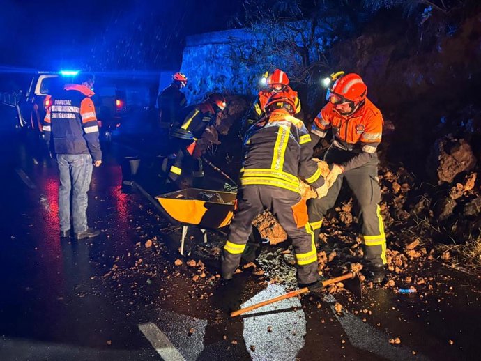 Efectivos de emergencia trabajan en la retirada de un desprendimiento en una vía con el paso de la borrasca 'Therese'