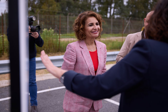 La vicepresidenta primero del Gobierno de España, María Jesús Montero, atiende a los medios.