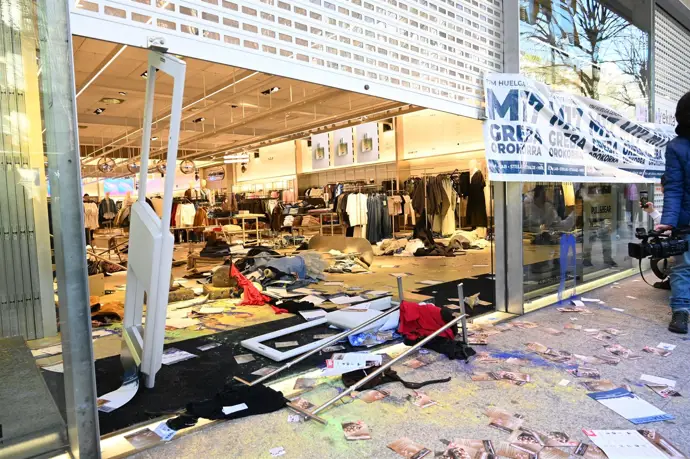 Destrozos en un comercio de la Gran Vía de Bilbao durante la huelga general del 17 de marzo