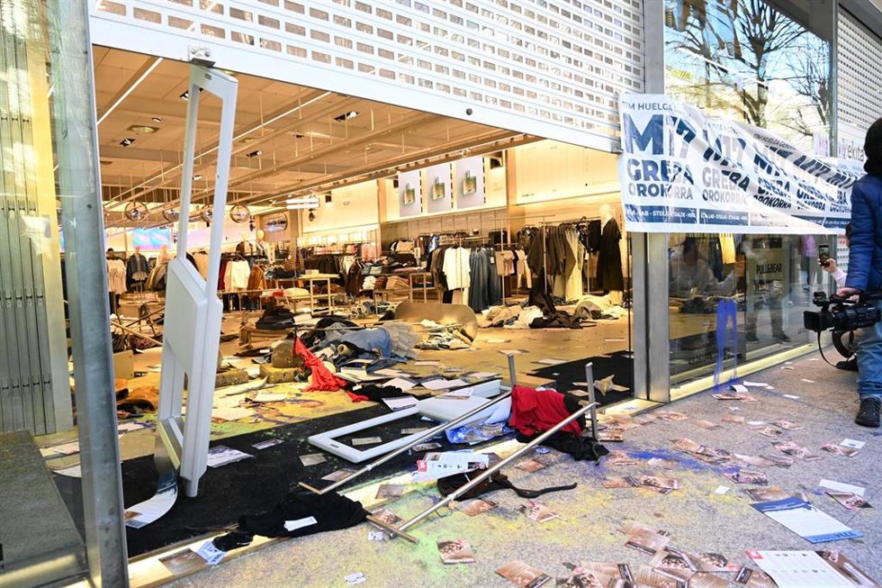 Destrozos en un comercio de la Gran Vía de Bilbao durante la huelga general del 17 de marzo