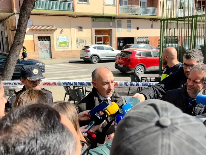 Delegado del Gobierno en Aragón, Fernando Beltrán, atendiendo a los medios de comunicación sobre el crimen en Las Fuentes.